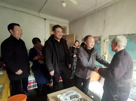 公司領(lǐng)導(dǎo)春節(jié)慰問離退休老干部和困難職工